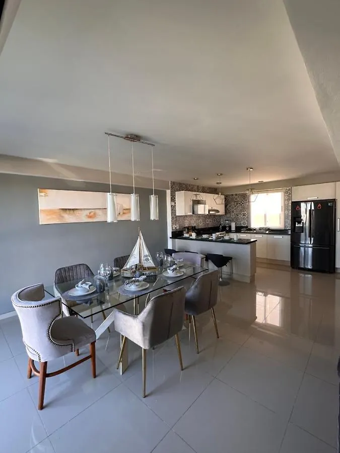 Best Location Luxury Condo With Van location